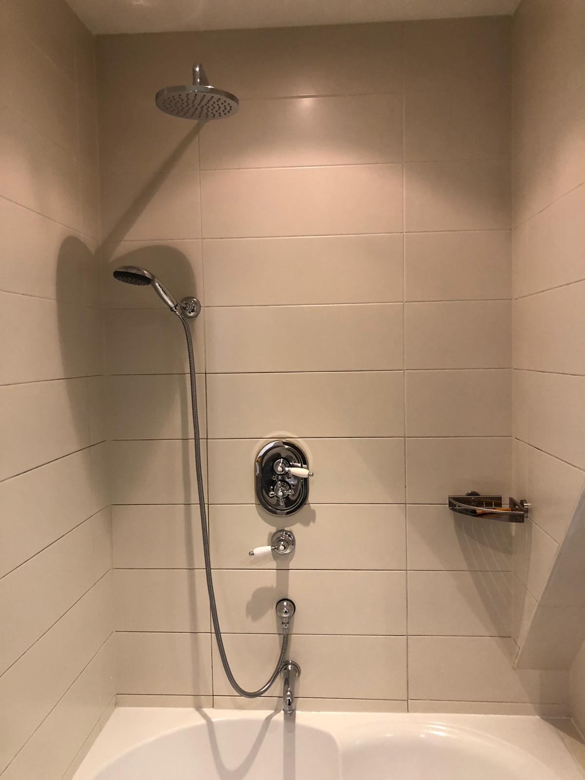 Tegelwerk badkamer en gang